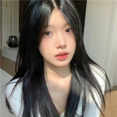 泳池里的女人